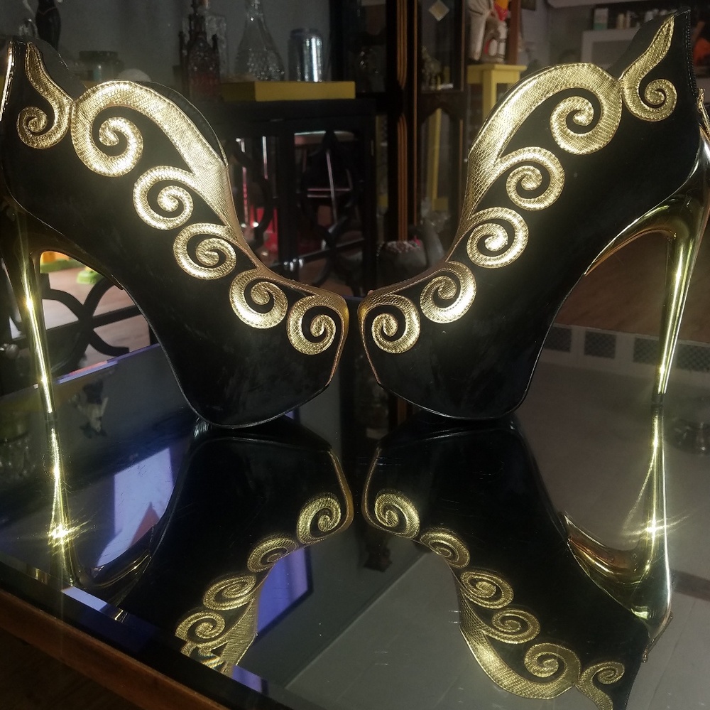 Flawless never worn 7 inch shoes by privileged!!